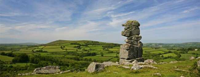 LISA-Sprachreisen-Englisch-Exeter-Meer-Kueste-Steinkreise-Monolithen-mystisch-Berge-huegel-Landschaft-Naturpark