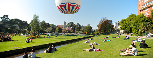 LISA-Sprachreisen-Englisch-Bournemouth-Park-Heissluftabllon-Park-Leute-Picknick