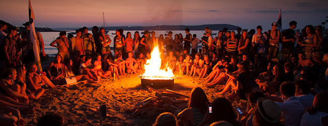 LISA-SSprachreisen-Englisch-Schueler-Malta-Salina-Beach-Strand-Meer-Baden-Freizeit-Aktivitaeten-Freizeitprogramm-Lagerfeuer-Abends-Grillen-zusammen-Sprachschueler-international