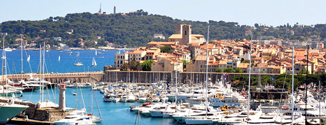 LISA-Sprachreisen-Franzoesisch-Antibes-Sprachschule-Hafen-Strand-historische-Altstadt