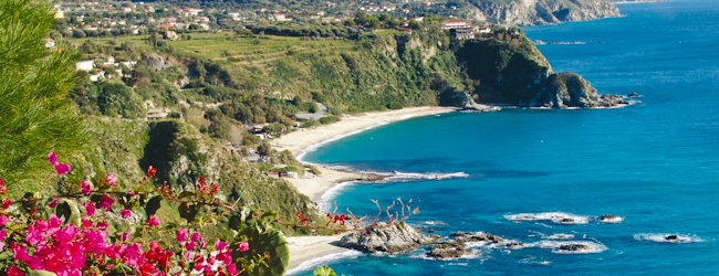 LISA-sprachreisen-italienisch-Tropea-aussblick-meer-strand-kueste-blumen-italien